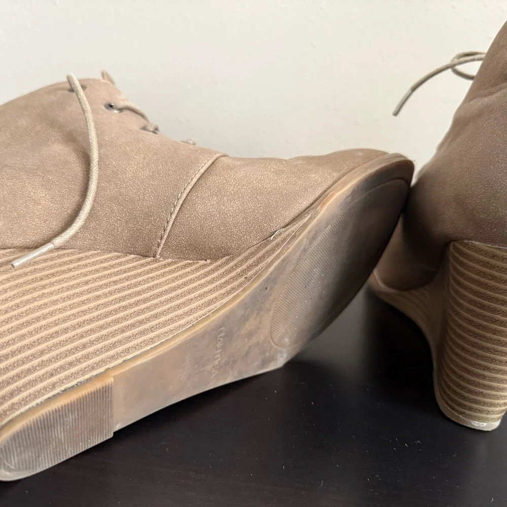 Nautica Tan Lace Up Wedge Ankle Boots Size 10 Textured Faux Suede Look